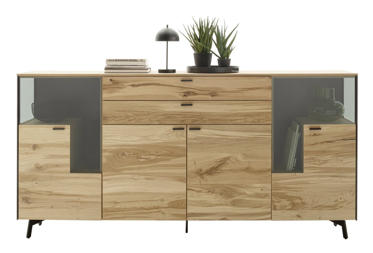 Vooraanzicht van een modern dressoir van licht hout met twee glazen deuren, twee lades en decoratieve elementen zoals planten en boeken op het blad.
