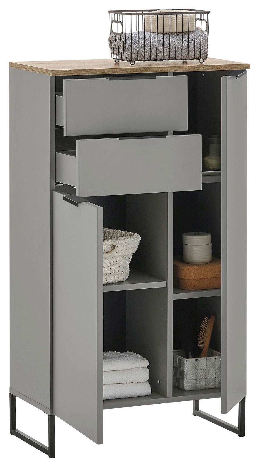 Graues Highboard mit zwei offenen Schubladen und zwei offenen Türen, gefüllt mit Handtüchern und Accessoires, aus einer leicht seitlichen Perspektive.