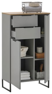 Graues Highboard mit zwei offenen Schubladen und zwei offenen Türen, gefüllt mit Handtüchern und Accessoires, aus einer leicht seitlichen Perspektive.