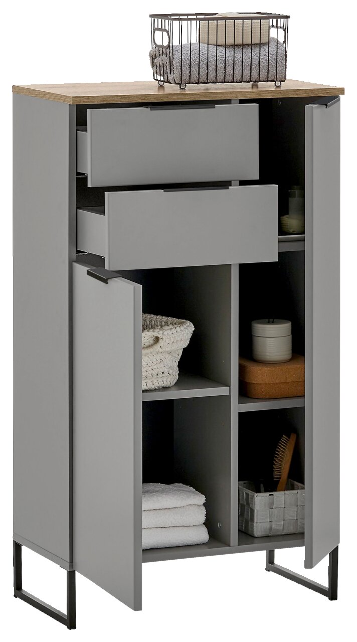 XORA Highboard DENVER Graues Highboard mit zwei offenen Schubladen und zwei offenen Türen, gefüllt mit Handtüchern und Accessoires, aus einer leicht seitlichen Perspektive.