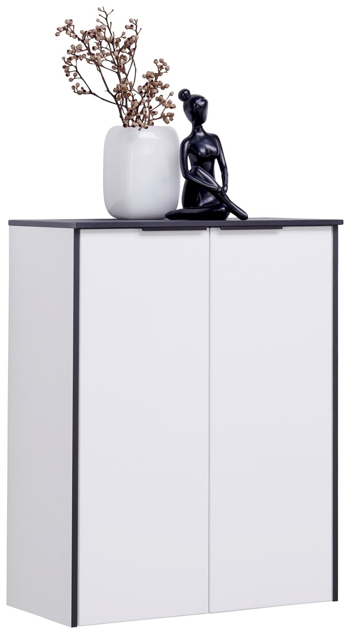 Voleo Hoge kast STELLA Weißes Highboard mit zwei Türen, dekoriert mit einer schwarzen Skulptur und einer Vase mit Zweigen, Frontalansicht