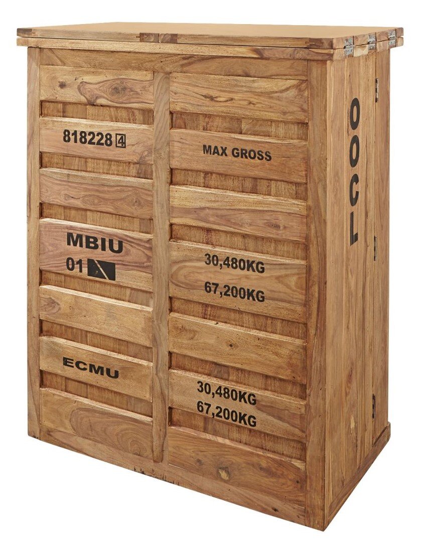 Rustieke houten kast in krattenstijl met opgedrukte zwarte markeringen en het opschrift „OOCL“ aan de zijkant, vrijstaand op een witte achtergrond, in een schuin vooraanzicht van rechts