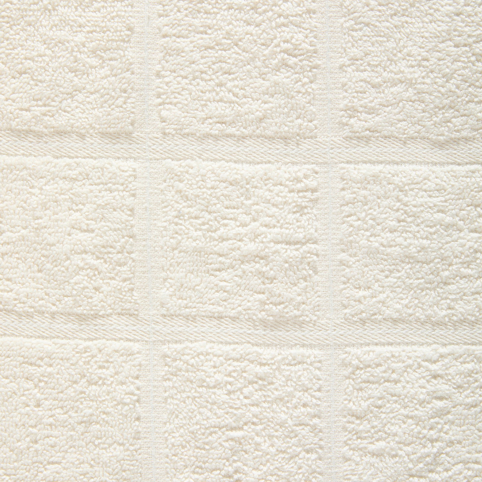 Nahaufnahme eines weißen Frottierhandtuchs mit quadratischem Muster.