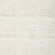 Nahaufnahme eines weißen Frottierhandtuchs mit quadratischem Muster.