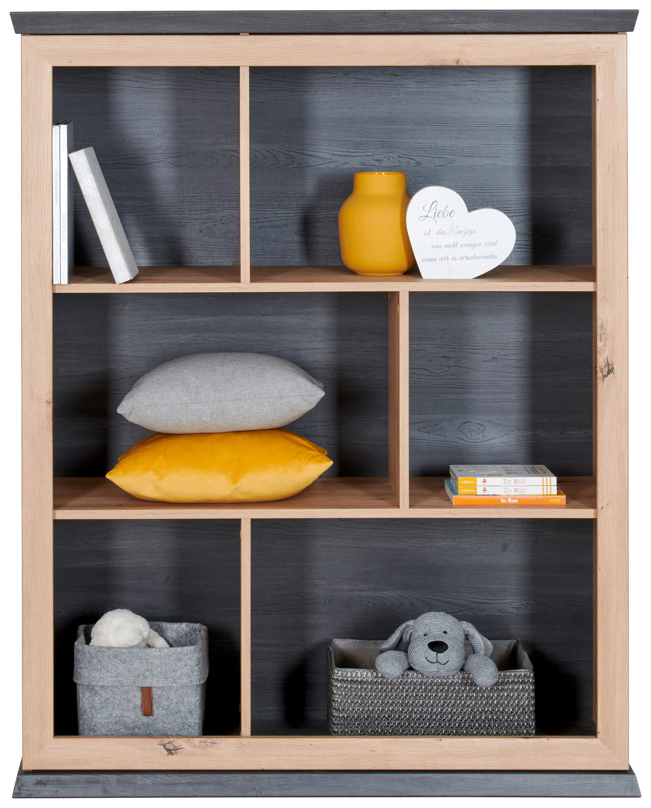 MyBaby Standregal niedrig BENTON Standregal niedrig mit sechs Fächern, gefüllt mit Büchern, Dekorationen und Kissen, aus hellem Holz mit dunkler Rückwand, frontale Ansicht.