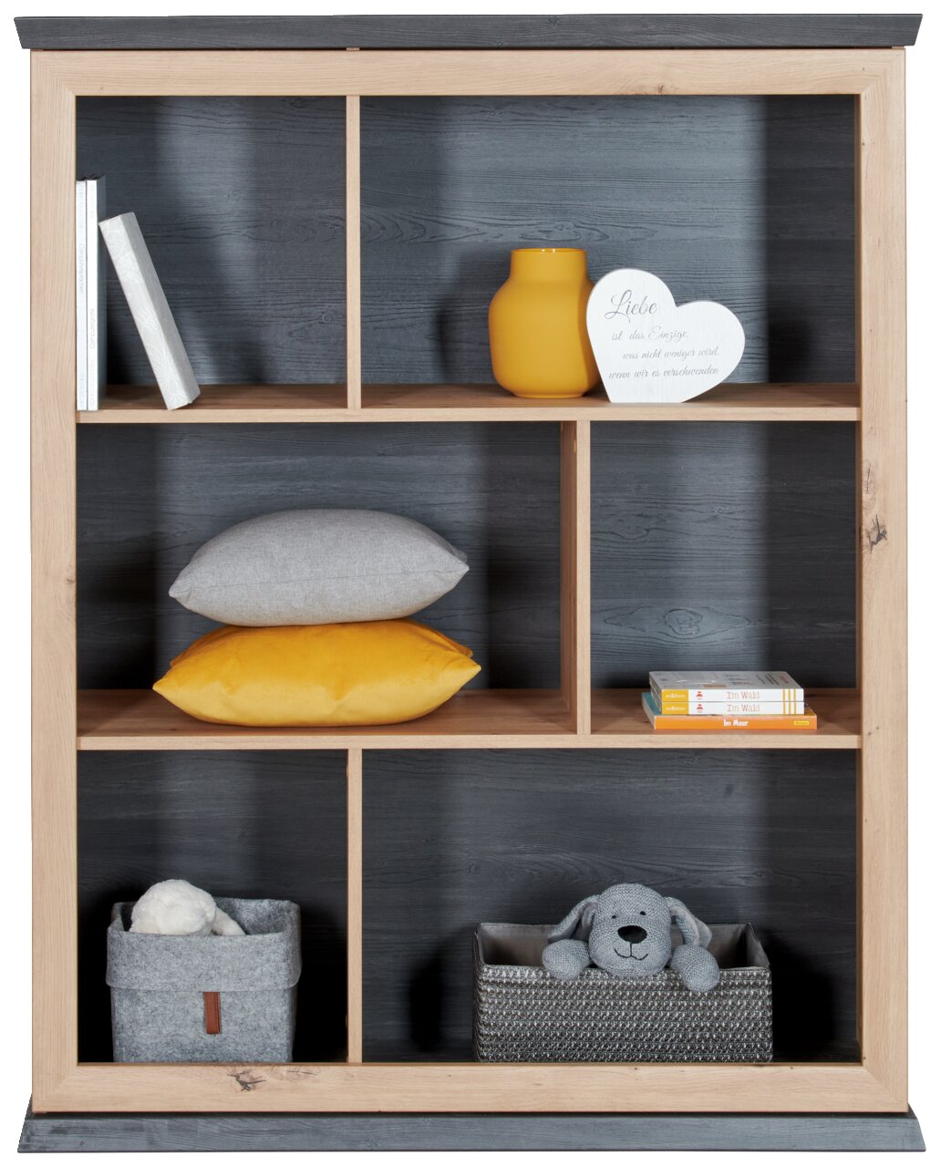 MyBaby Standregal niedrig BENTON Standregal niedrig mit sechs Fächern, gefüllt mit Büchern, Dekorationen und Kissen, aus hellem Holz mit dunkler Rückwand, frontale Ansicht.