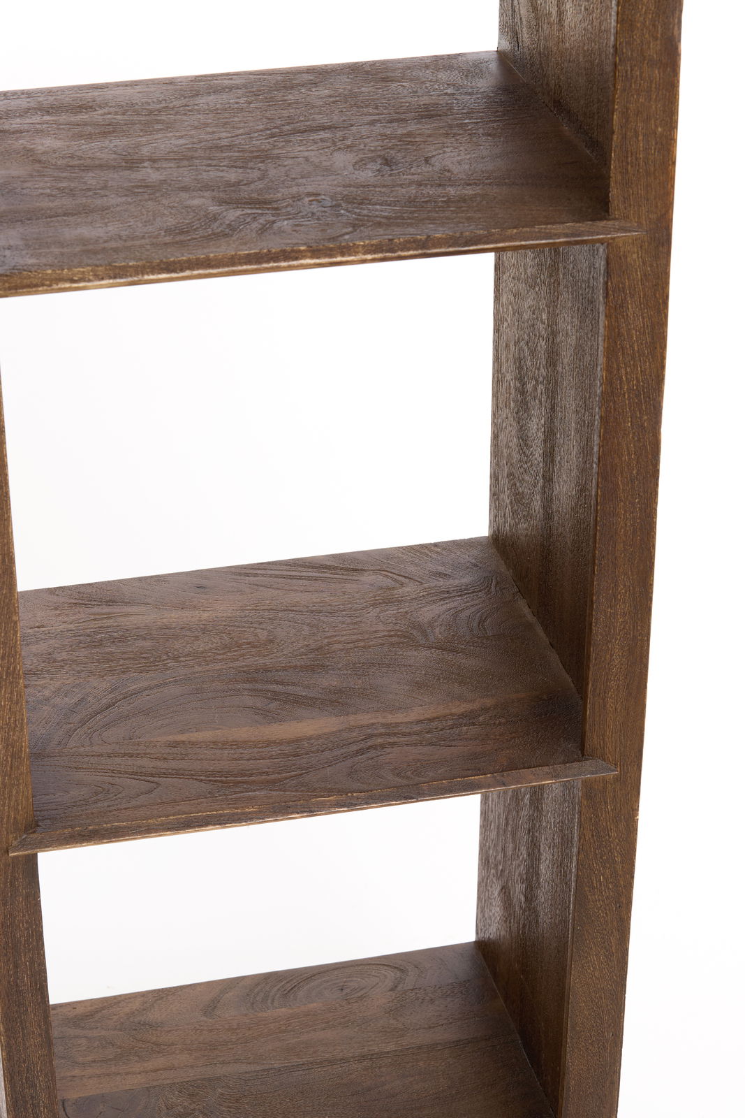 Nahaufnahme eines Standregals aus Holz mit mehreren Regalböden, seitliche Perspektive.