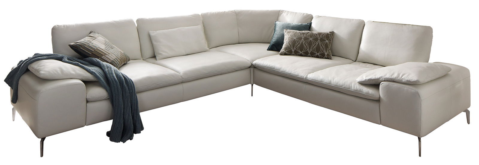 Ecksofa in U-Form aus weißem Leder mit mehreren Kissen und einer Decke, Perspektive von vorne links