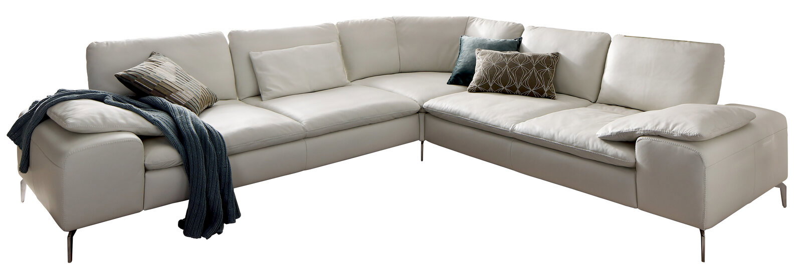 Ecksofa in U-Form aus weißem Leder mit mehreren Kissen und einer Decke, Perspektive von vorne links