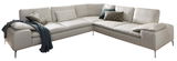 Ecksofa in U-Form aus weißem Leder mit mehreren Kissen und einer Decke, Perspektive von vorne links