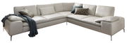 Ecksofa in U-Form aus weißem Leder mit mehreren Kissen und einer Decke, Perspektive von vorne links