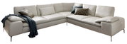 Ecksofa in U-Form aus weißem Leder mit mehreren Kissen und einer Decke, Perspektive von vorne links
