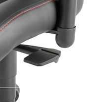 Nahaufnahme eines Gaming Stuhls mit schwarzem Leder und roter Naht, seitliche Perspektive auf die Sitzverstellung.