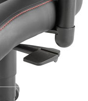 Nahaufnahme eines Gaming Stuhls mit schwarzem Leder und roter Naht, seitliche Perspektive auf die Sitzverstellung.