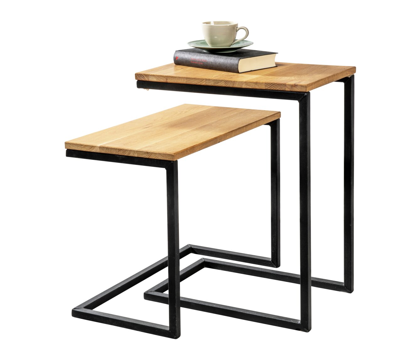 Linea Natura Beistelltisch TIBO Zwei moderne Beistelltische aus Holz und Metall, übereinander gestapelt, mit einer Tasse und einem Buch darauf, seitliche Perspektive.