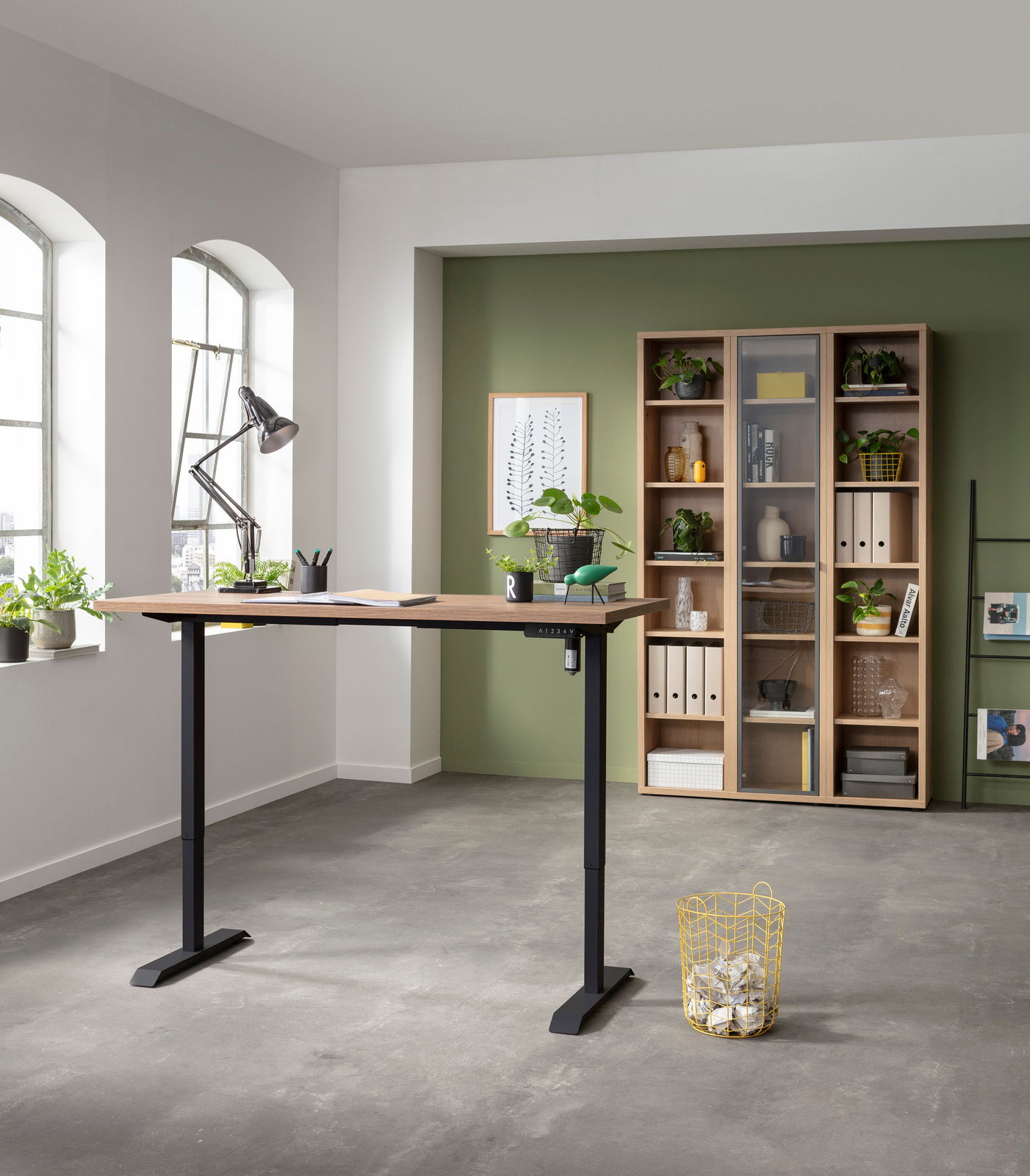 Elektrisch höhenverstellbarer Schreibtisch in modernem Büro, seitliche Perspektive