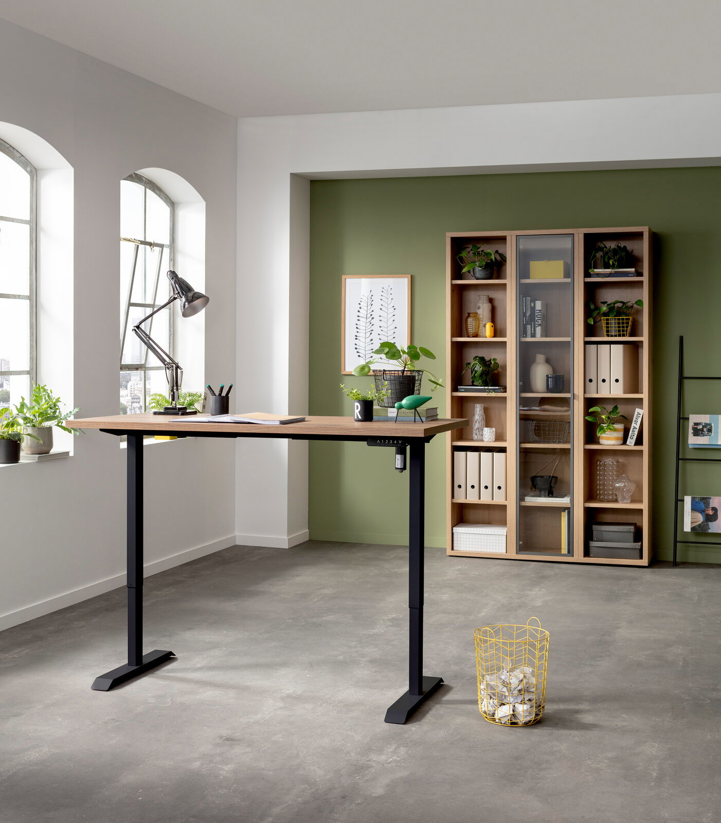 E-Serie Elektrisches Fußgestell E-START Elektrisch höhenverstellbarer Schreibtisch in modernem Büro, seitliche Perspektive