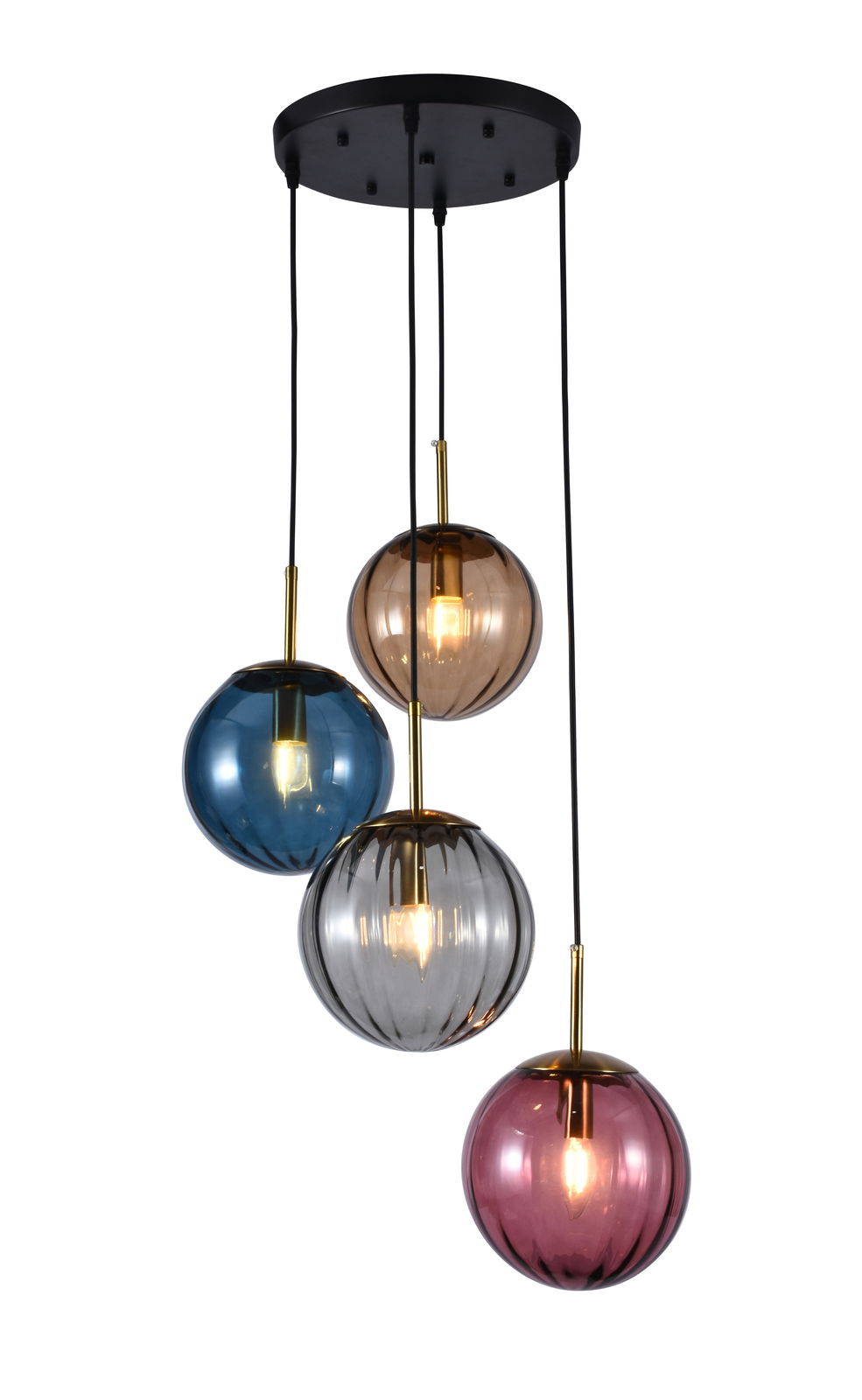 Hängeleuchte mit vier bunten Glaskugeln in verschiedenen Farben, von oben fotografiert.