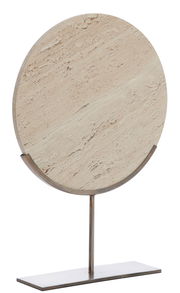 Rundes Ornament aus hellem Stein auf einem Metallständer, seitliche Perspektive