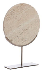 Rundes Ornament aus hellem Stein auf einem Metallständer, seitliche Perspektive