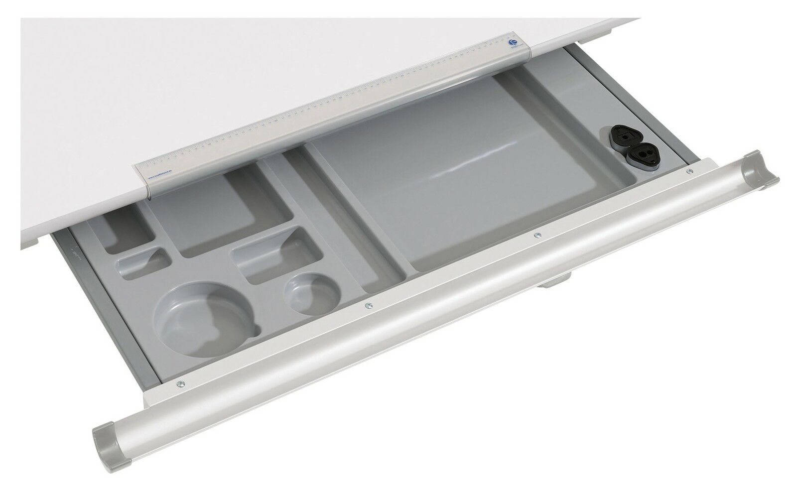 Schubkastenauszug Plus mit integrierten Fächern und Steckdosen, Ansicht von oben.