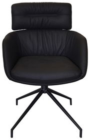 Schwarzer Armlehnstuhl mit gepolsterter Rückenlehne und modernem Metallgestell, Frontalansicht.