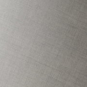 Nahaufnahme eines grauen Stoffes mit feiner Webstruktur, schräg fotografiert.