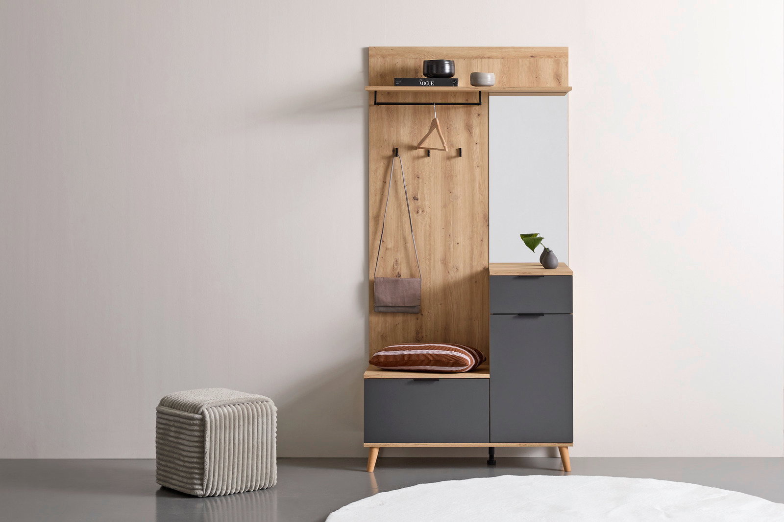 Kompaktgarderobe aus Holz und dunklem Material mit Spiegel, Haken, Regal und Sitzbank, seitliche Perspektive