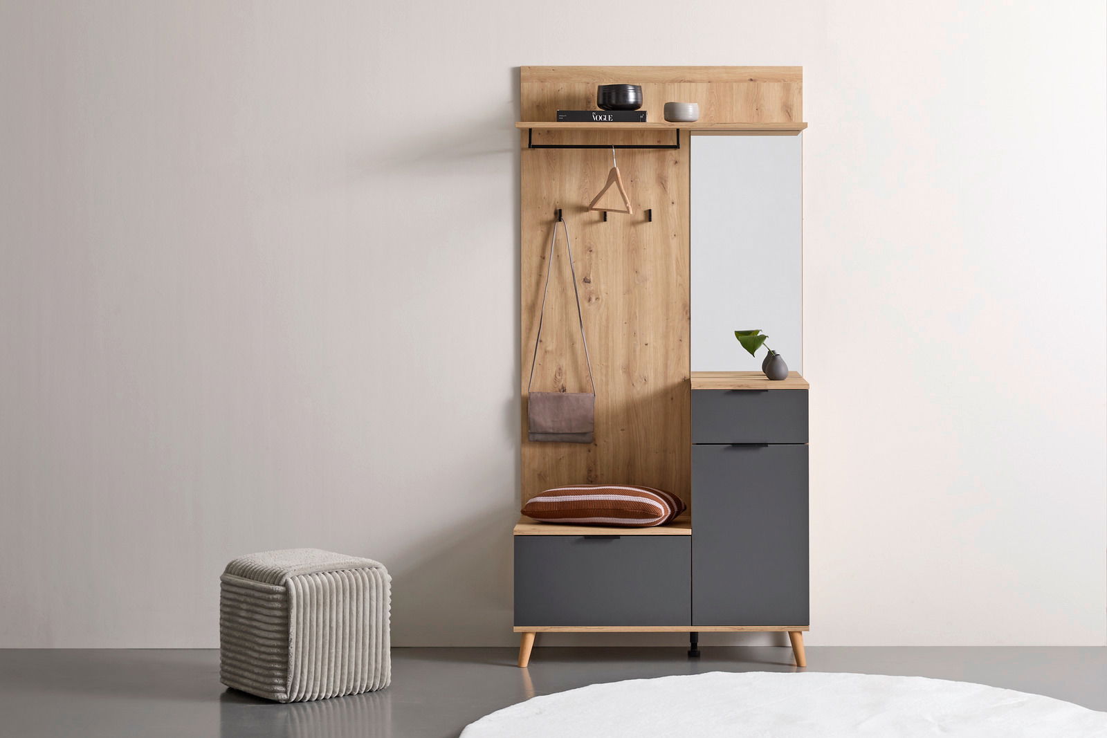 Kompaktgarderobe aus Holz und dunklem Material mit Spiegel, Haken, Regal und Sitzbank, seitliche Perspektive