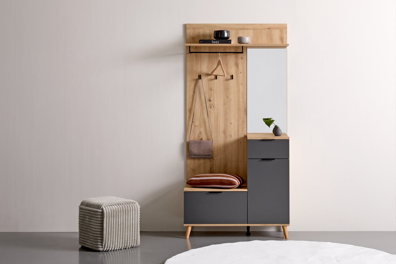 Kompaktgarderobe aus Holz und dunklem Material mit Spiegel, Haken, Regal und Sitzbank, seitliche Perspektive