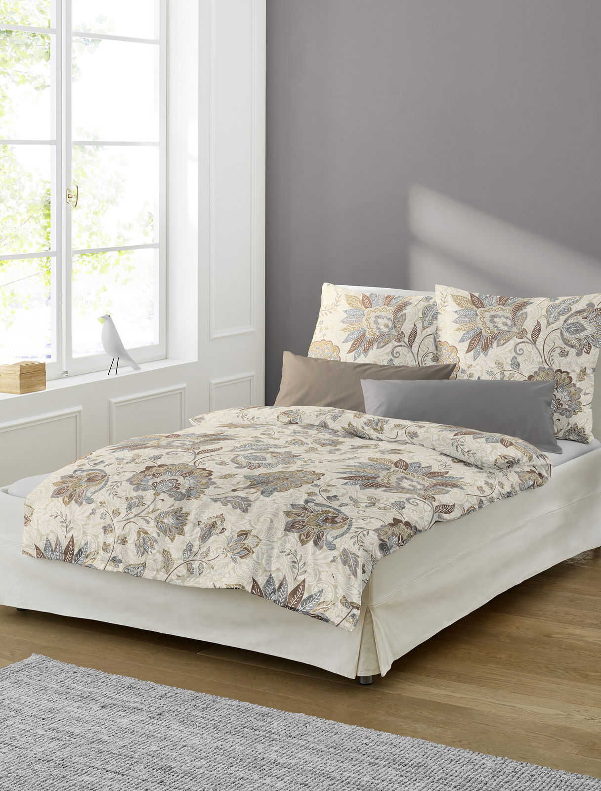 Bettwäsche-Set mit floralem Muster in einem Schlafzimmer, seitliche Perspektive