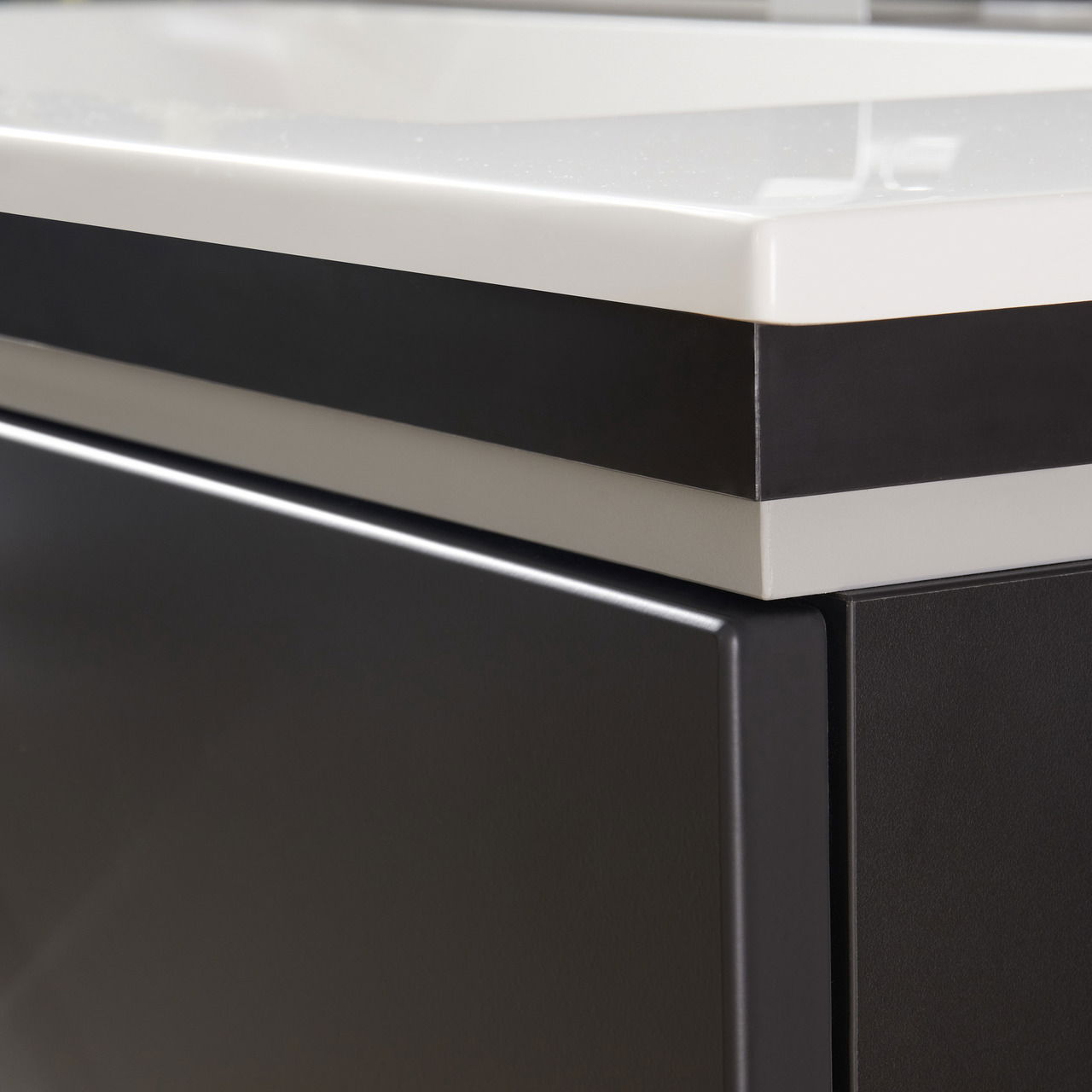 Nahaufnahme einer modernen Badkombination mit schwarzem Korpus und weißer Oberfläche, seitliche Perspektive