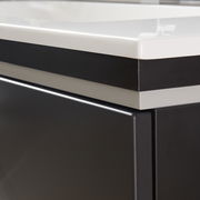 Nahaufnahme einer modernen Badkombination mit schwarzem Korpus und weißer Oberfläche, seitliche Perspektive