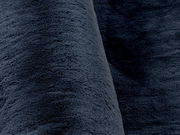 Nahaufnahme eines dunkelgrauen Fellteppichs mit weicher, flauschiger Textur.