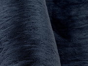 Nahaufnahme eines dunkelgrauen Fellteppichs mit weicher, flauschiger Textur.