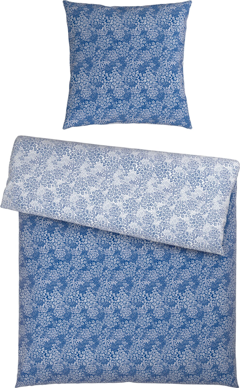 Blau-weiße Bettwäsche mit feinem Blumenmuster, Deckenbezug mit umgeschlagener Oberkante und passendem Kissenbezug, Ansicht von vorne auf weißem Hintergrund