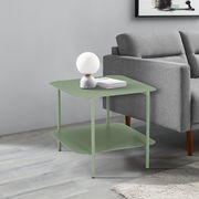 Moderner grüner Beistelltisch mit zwei Ebenen, seitliche Perspektive, neben einem grauen Sofa platziert.