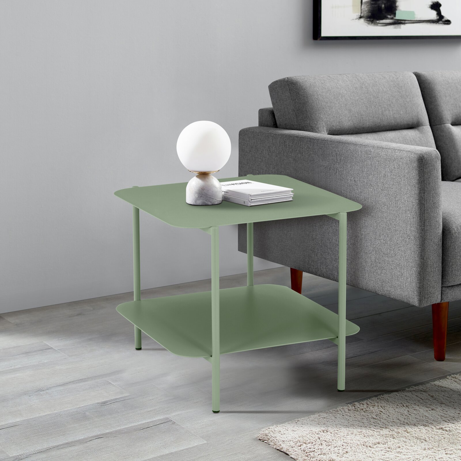 Z2 Couchtisch JOCHEN Moderner grüner Beistelltisch mit zwei Ebenen, seitliche Perspektive, neben einem grauen Sofa platziert.
