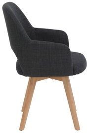 Donkergrijze, gestoffeerde fauteuil met stoffen bekleding en lichte houten poten, zijaanzicht (profiel) tegen een witte achtergrond