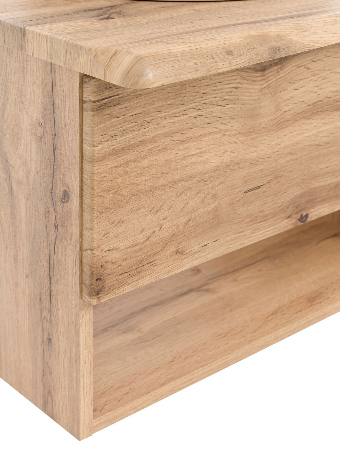 Nahaufnahme eines Waschtisch-Sets aus Holz mit natürlicher Maserung, seitliche Perspektive