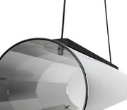 Nahaufnahme einer modernen LED-Hängeleuchte mit zylindrischem, transparentem Schirm und schwarzer Aufhängung, seitliche Perspektive.