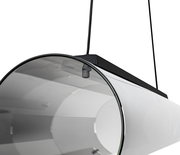 Nahaufnahme einer modernen LED-Hängeleuchte mit zylindrischem, transparentem Schirm und schwarzer Aufhängung, seitliche Perspektive.