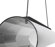 Nahaufnahme einer modernen LED-Hängeleuchte mit zylindrischem, transparentem Schirm und schwarzer Aufhängung, seitliche Perspektive.