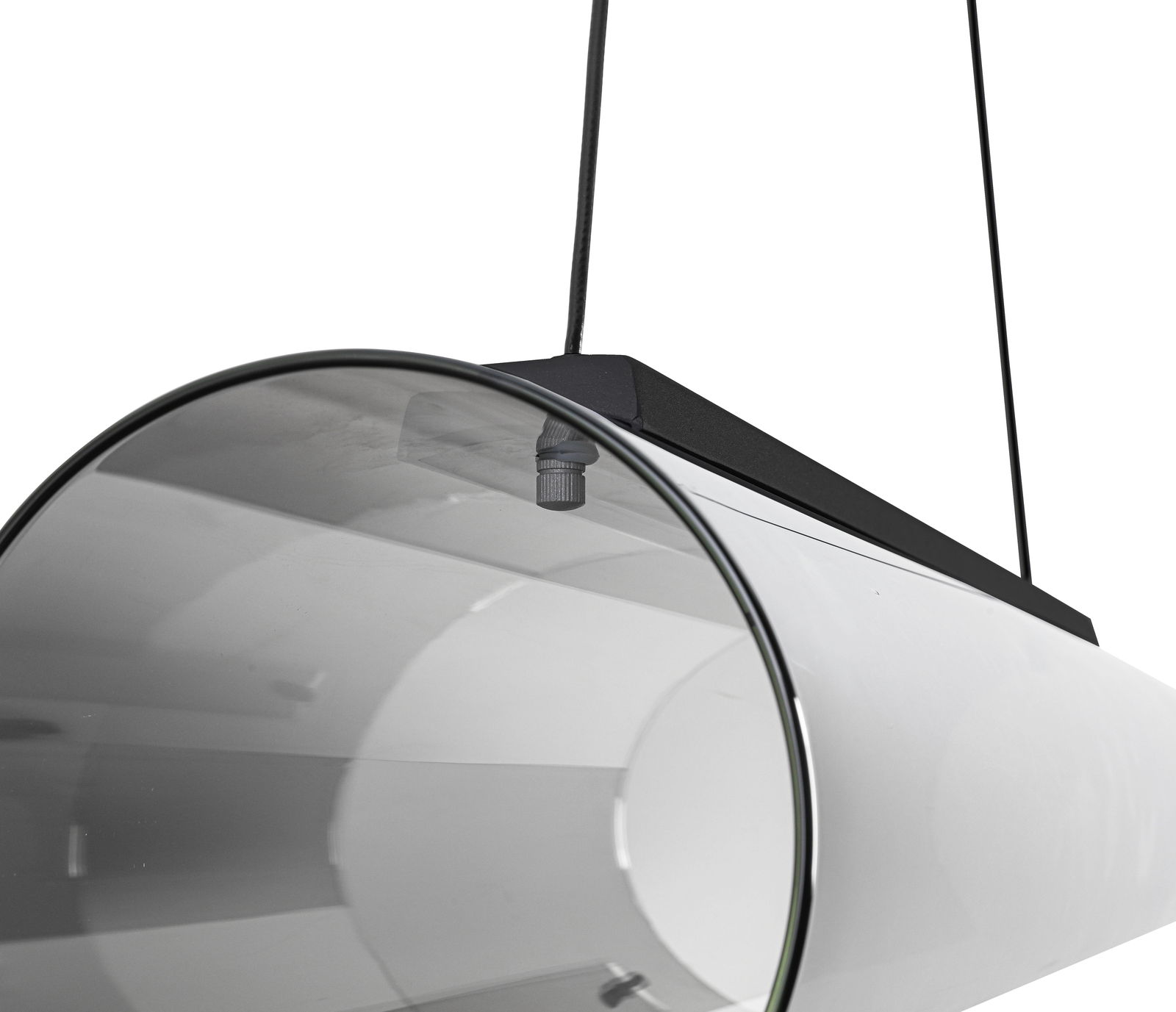 Nahaufnahme einer modernen LED-Hängeleuchte mit zylindrischem, transparentem Schirm und schwarzer Aufhängung, seitliche Perspektive.