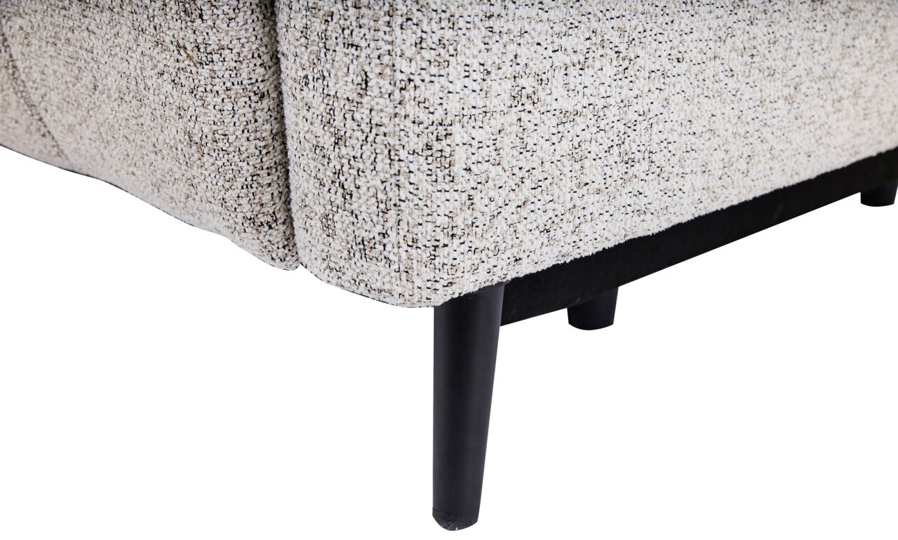 Nahaufnahme der unteren Ecke eines Ecksofas mit strukturiertem Stoffbezug und schwarzen Holzbeinen.