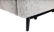Nahaufnahme der unteren Ecke eines Ecksofas mit strukturiertem Stoffbezug und schwarzen Holzbeinen.
