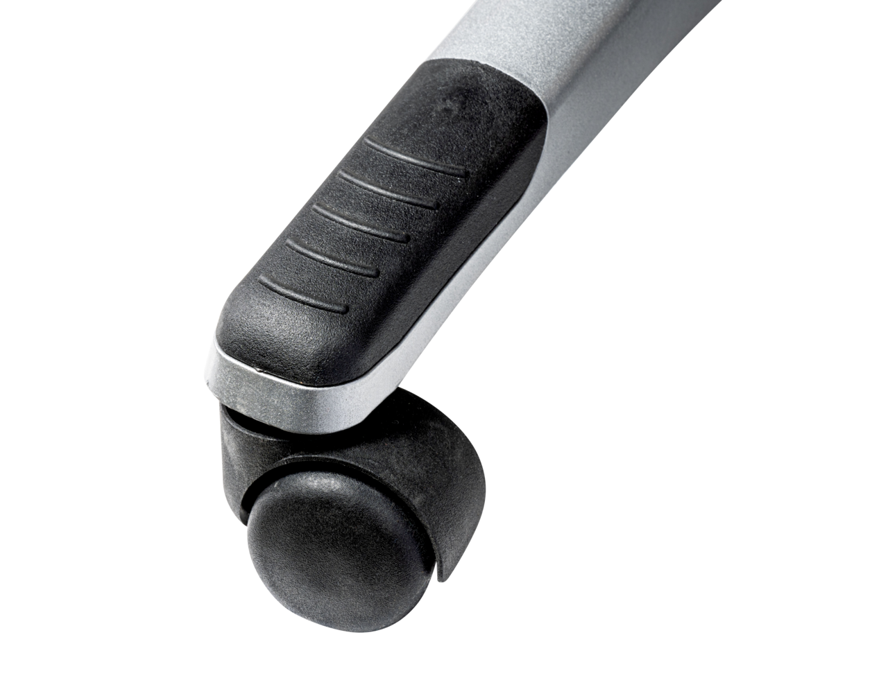 Nahaufnahme einer schwarzen Stuhlrolle mit silbernem Arm, seitliche Perspektive