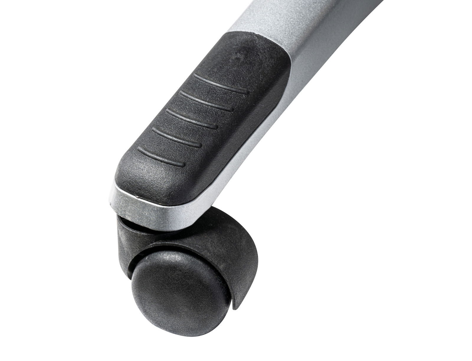 Nahaufnahme einer schwarzen Stuhlrolle mit silbernem Arm, seitliche Perspektive