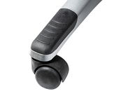 Nahaufnahme einer schwarzen Stuhlrolle mit silbernem Arm, seitliche Perspektive