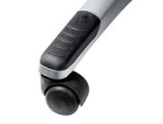 Nahaufnahme einer schwarzen Stuhlrolle mit silbernem Arm, seitliche Perspektive